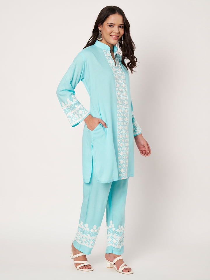 Women Embroidered Kurta Set with Pants