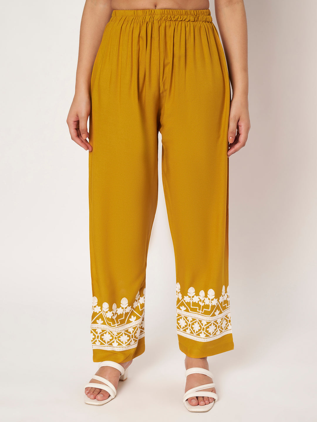 Women Embroidered Kurta Set with Pants