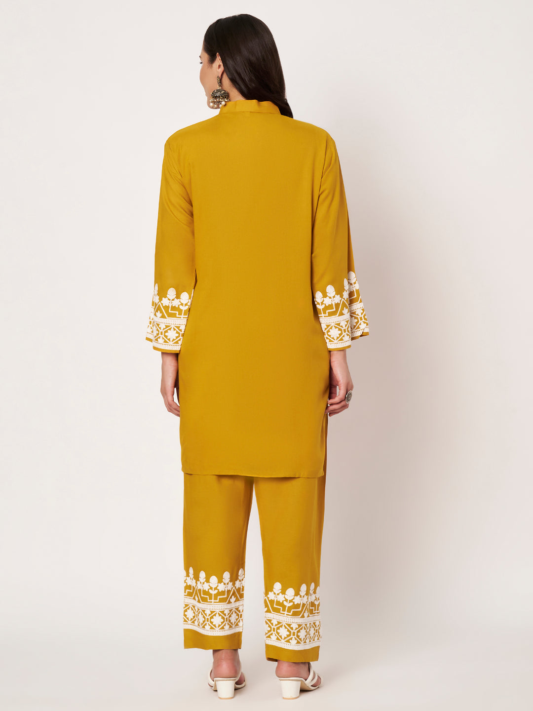 Women Embroidered Kurta Set with Pants