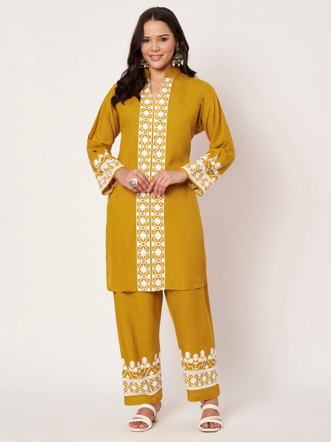 Women Embroidered Kurta Set with Pants