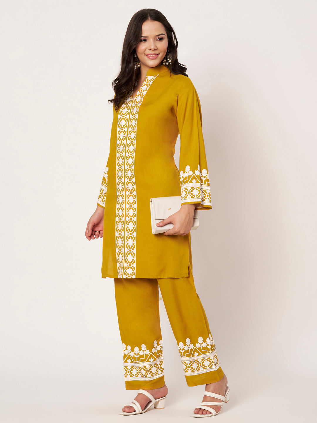 Women Embroidered Kurta Set with Pants