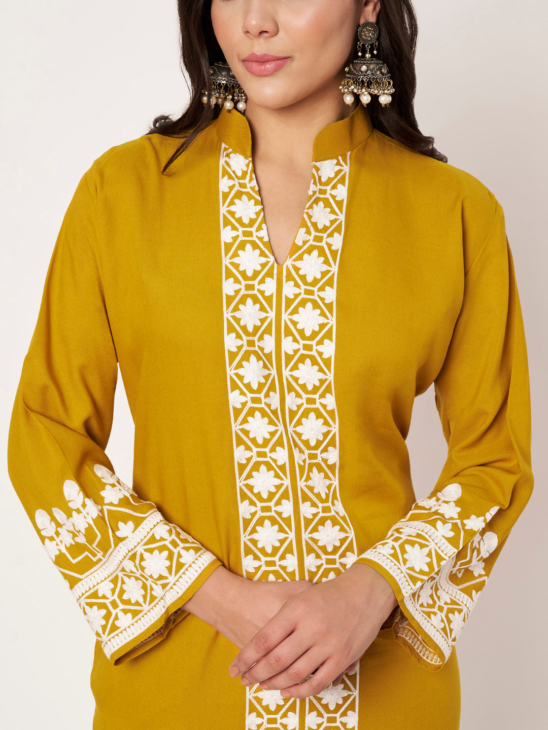Women Embroidered Kurta Set with Pants