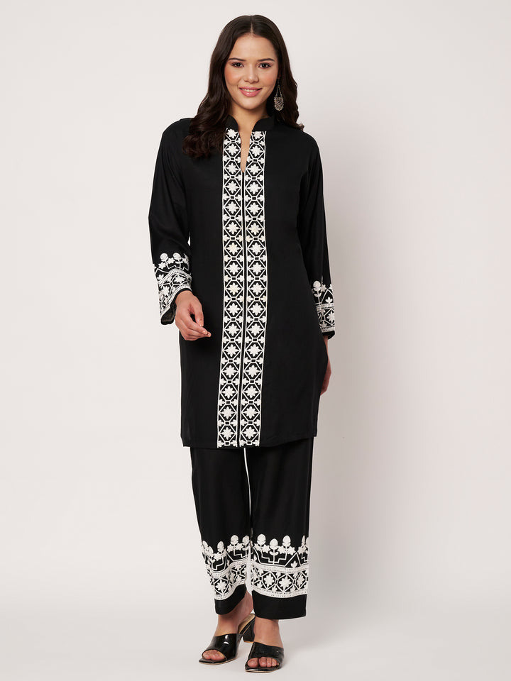 Women Embroidered Kurta Set with Pants