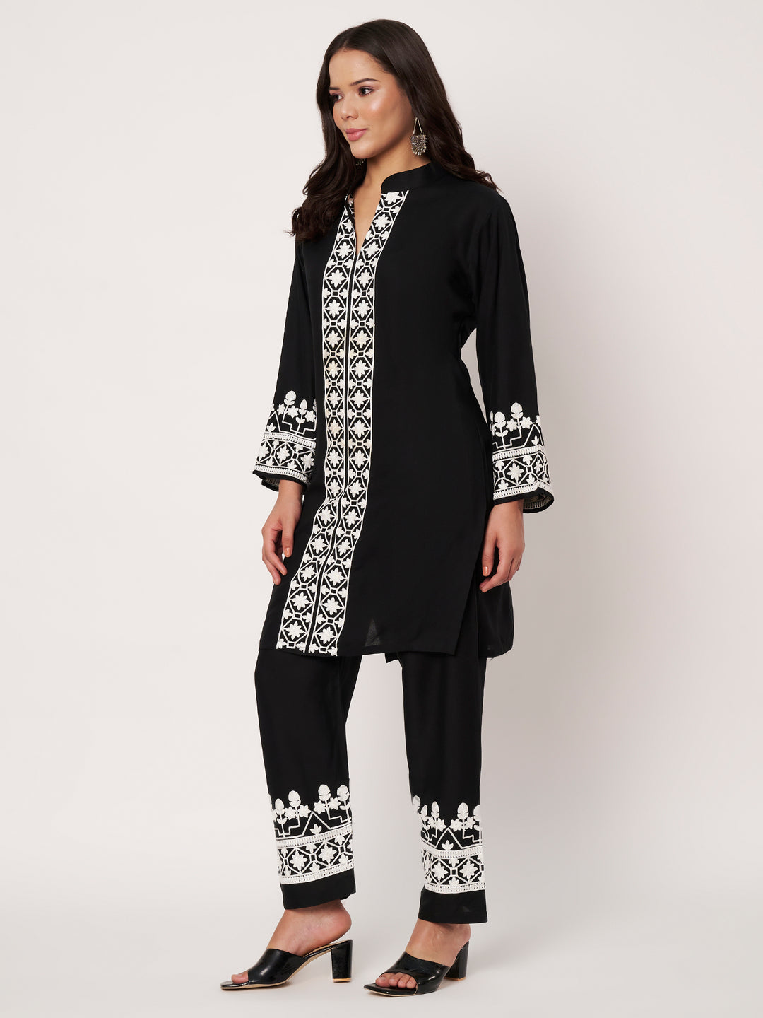 Women Embroidered Kurta Set with Pants