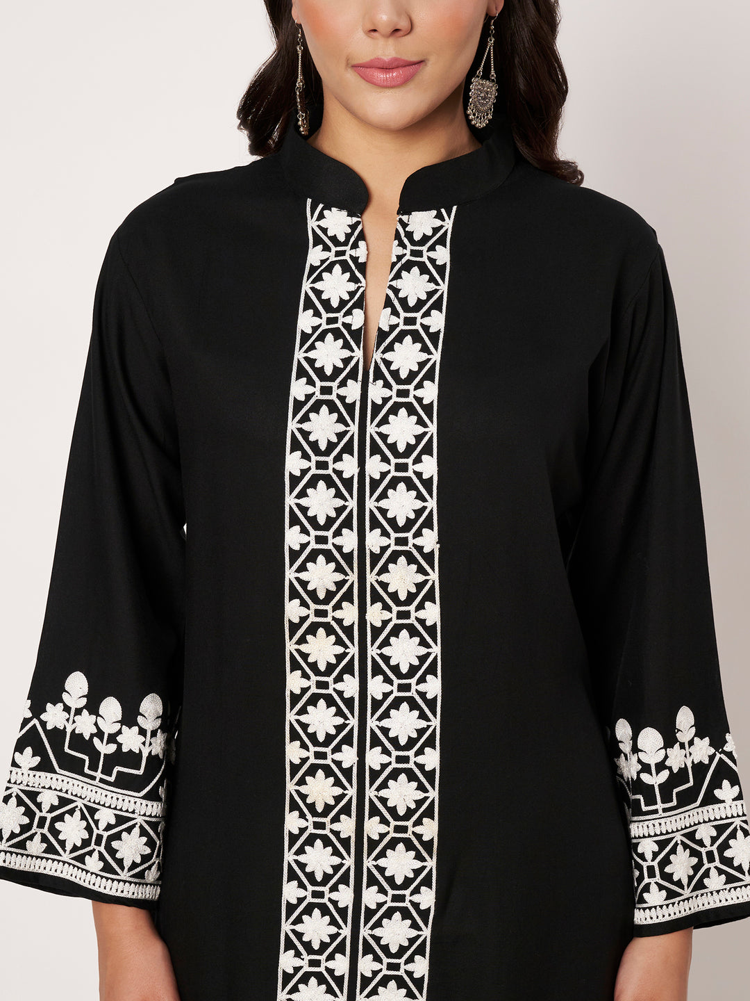 Women Embroidered Kurta Set with Pants