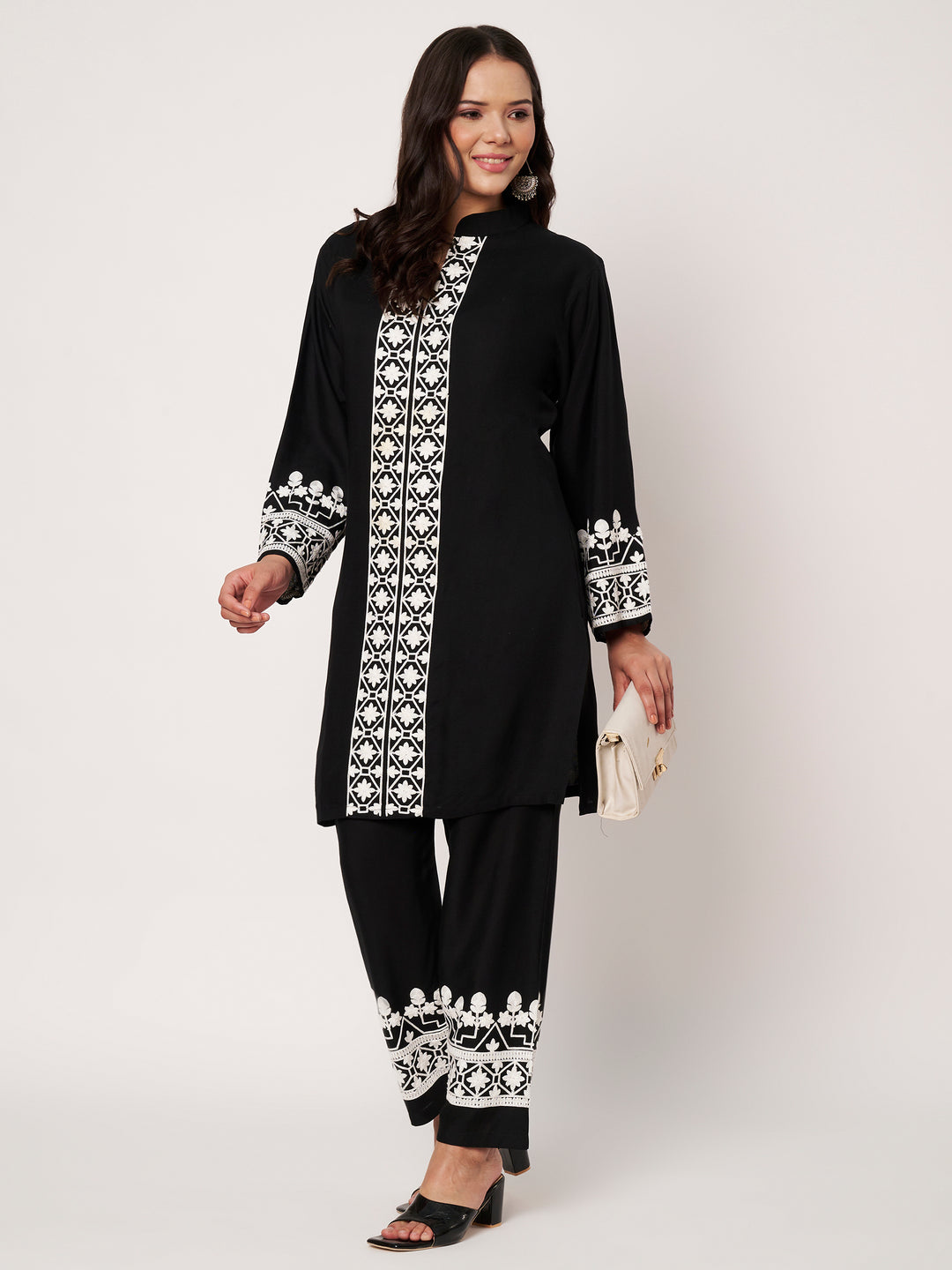 Women Embroidered Kurta Set with Pants